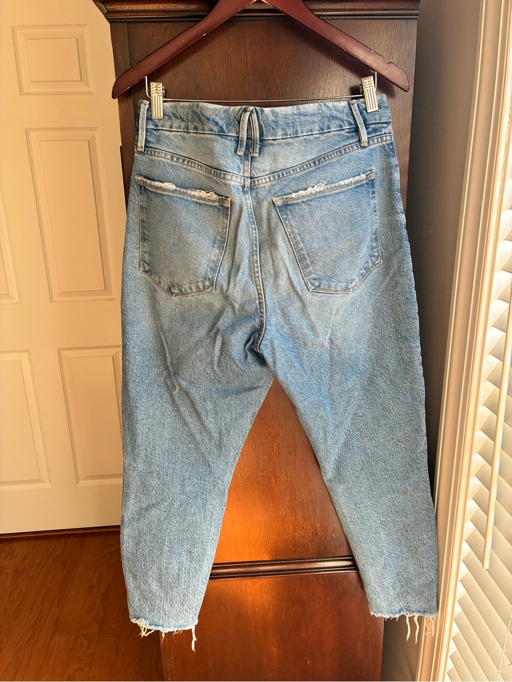 Good American Good Girlfriend High Rise Distressed Jeans Size 8/29 Light Wash - Picture 2 of 10